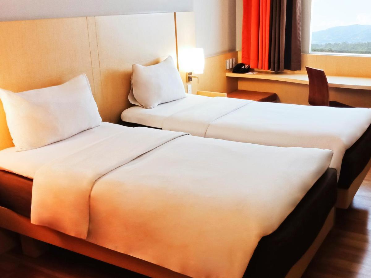 Hotel Ibis Padang Esterno foto