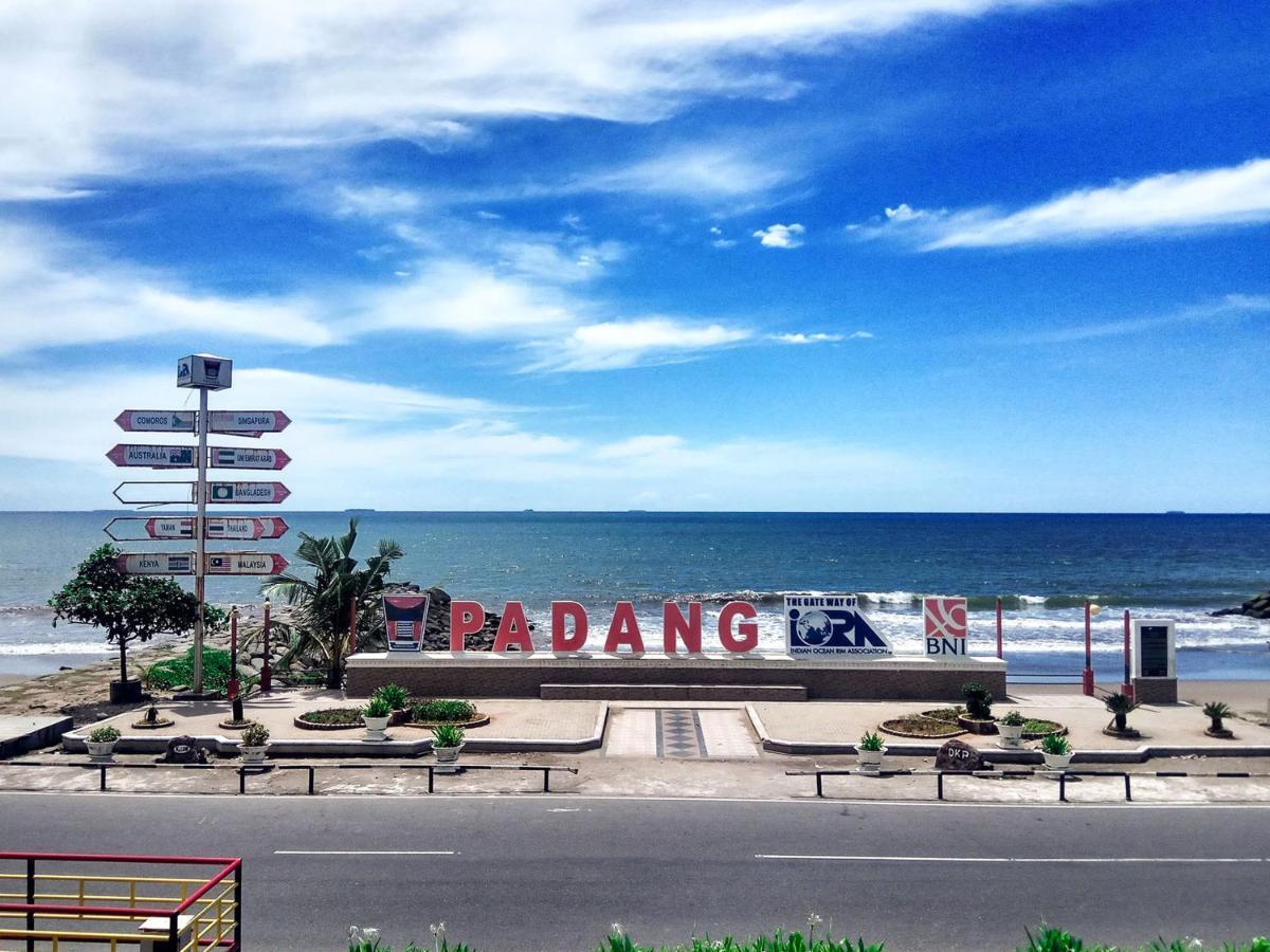 Hotel Ibis Padang Esterno foto