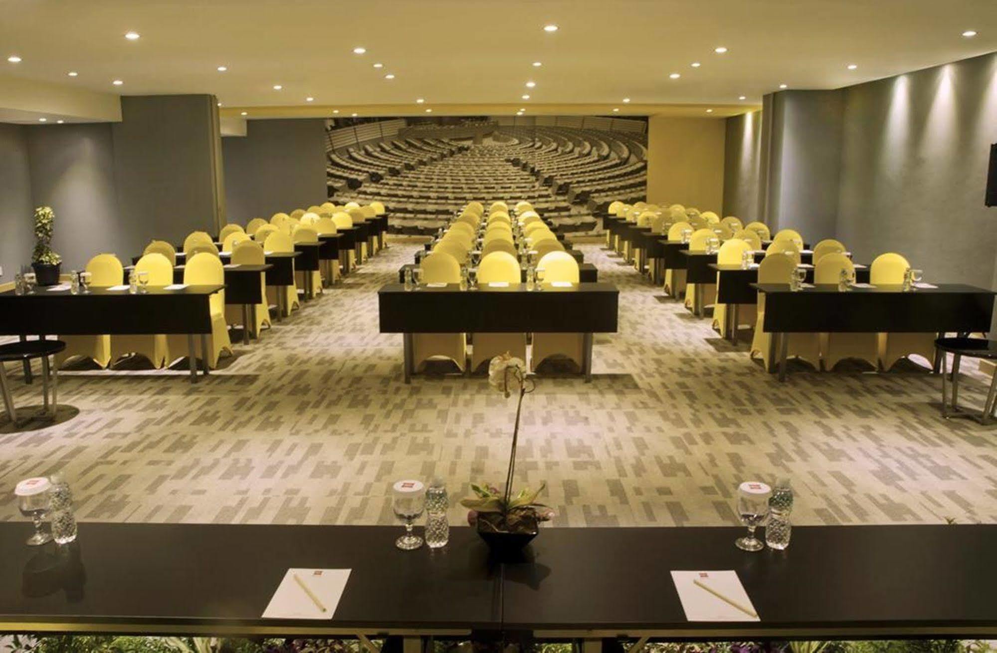 Hotel Ibis Padang Esterno foto